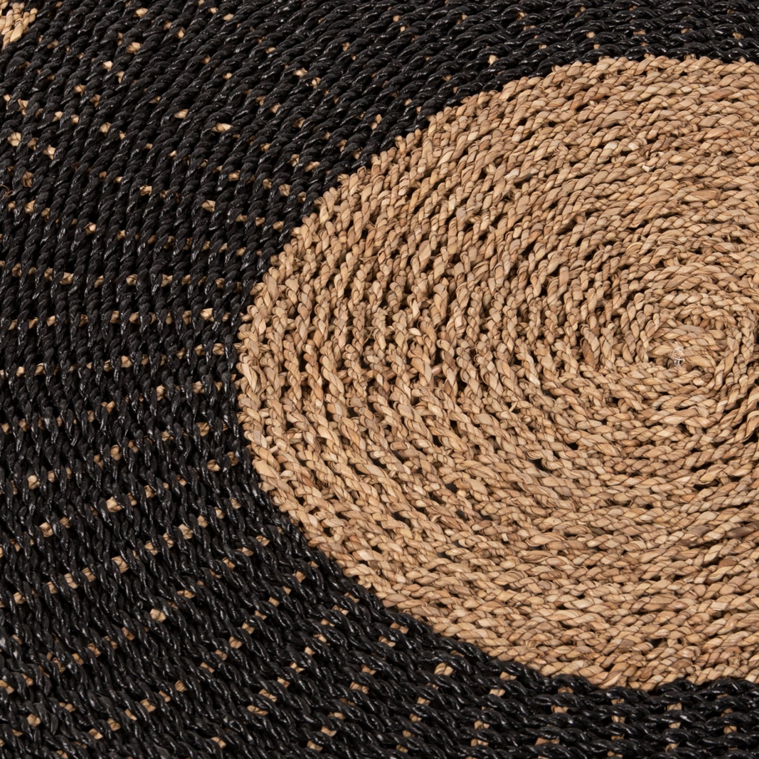 ROUND CARPET KIRKI HM7841 NATURAL SEAGRASS FIBERS IN BLACK-NATURAL COLOR Φ120cm.