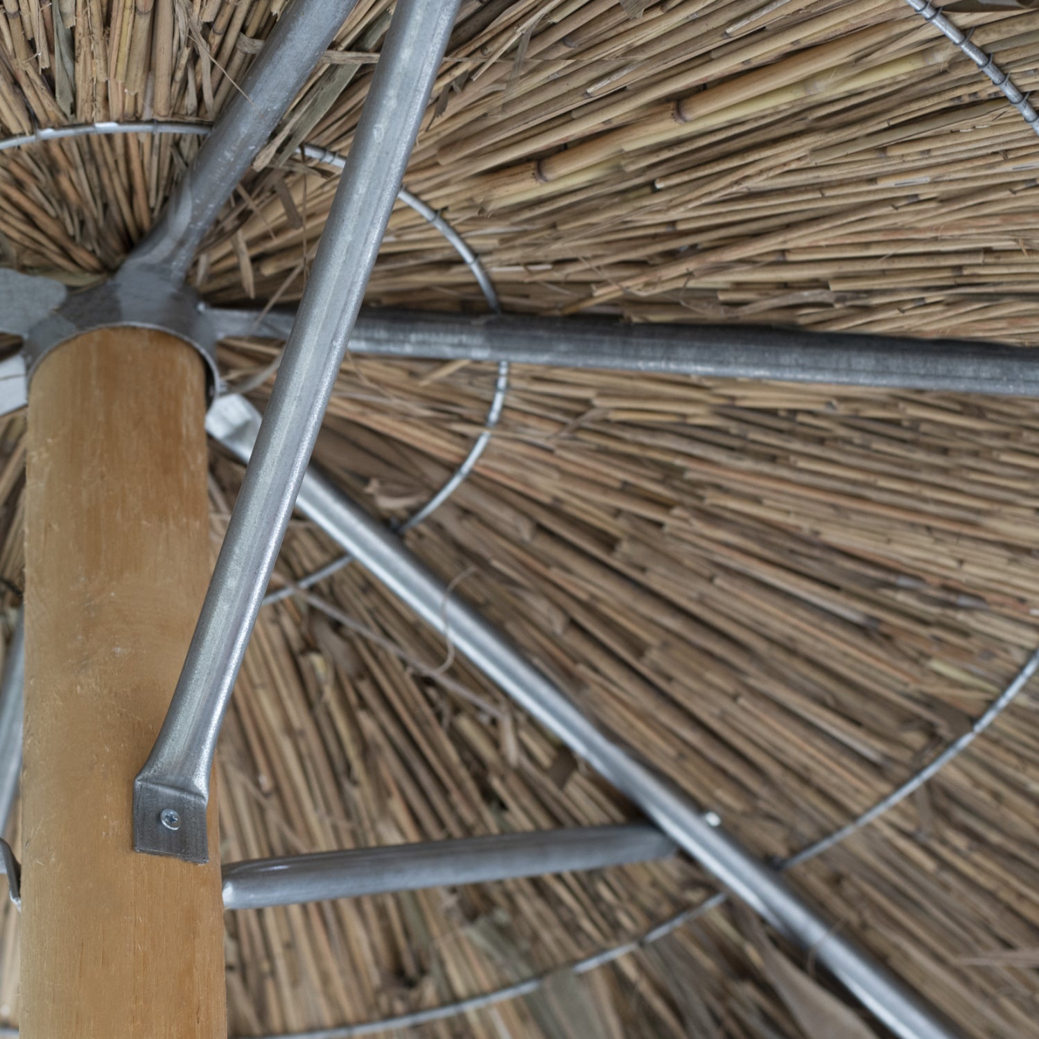 UMBRELLA WITH STRAW WOODEN POLE AND SUPPORT BEAMS Φ216x270H.HM5896